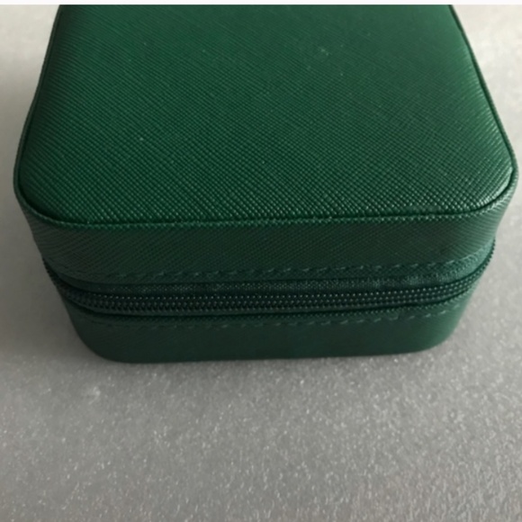 Green Leather Jewelry Storage Box/Travel Box/Portable Jewelry Box - Picture 3 of 9